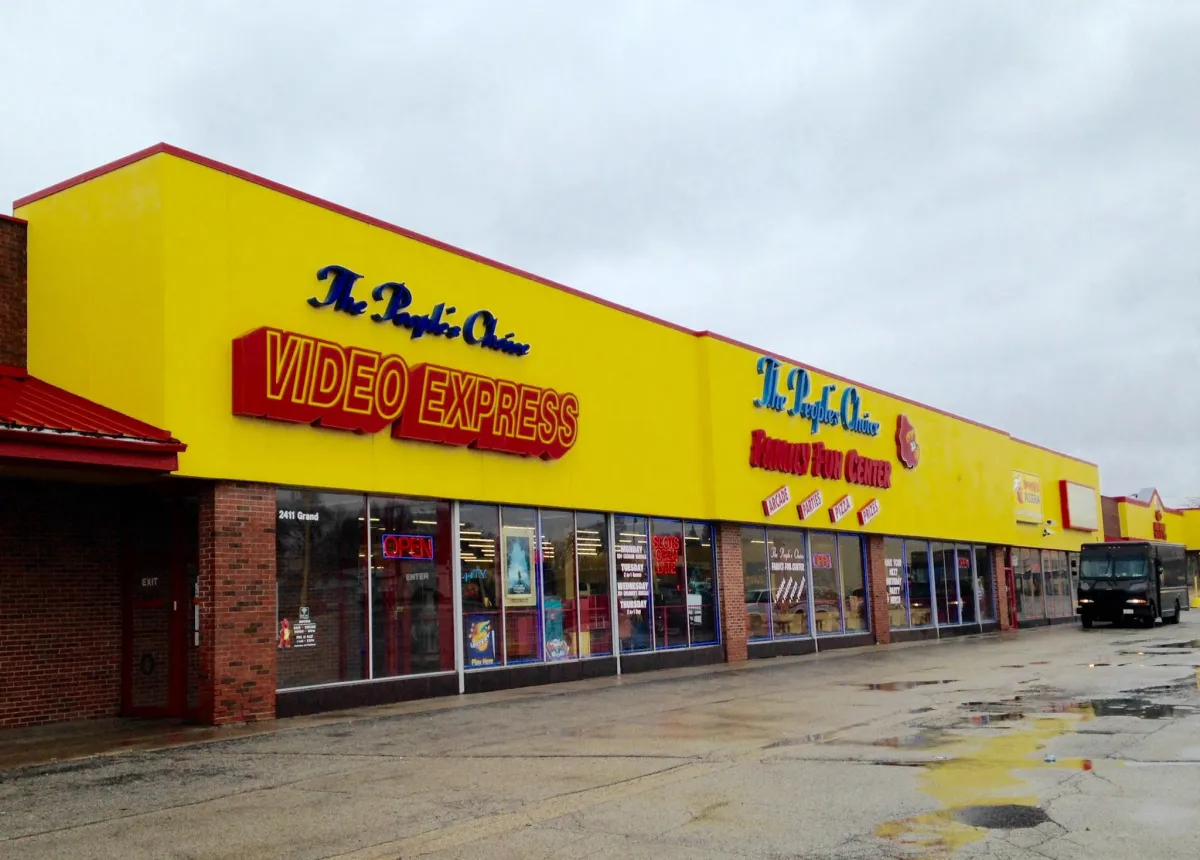 A 2009 exterior photograph of People’s Choice occupying the full former Jewel building at 2411 Grand Avenue.